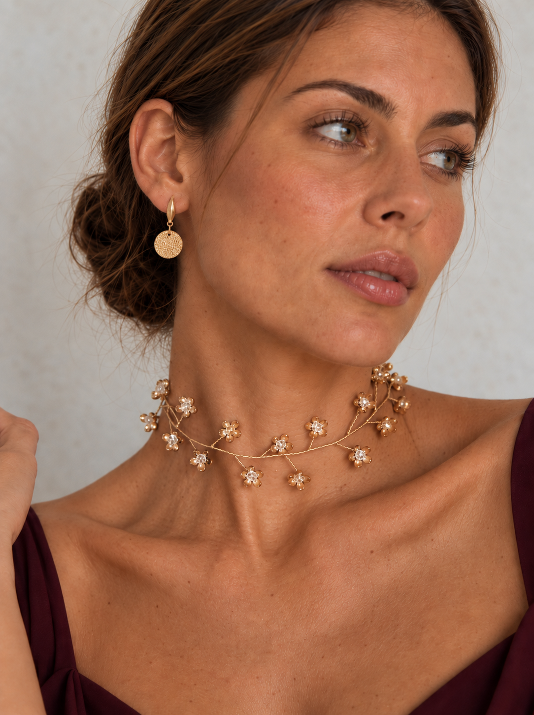 Choker Halo Dorado Mini puesto: look de invitada con el choker fino dorado