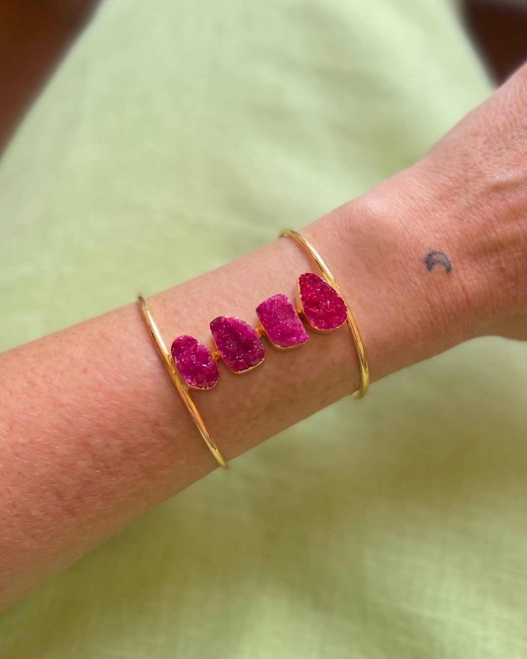Brazalete Druzy Fucsia dorado piedras druzy artesanal hecho a mano Hanalima