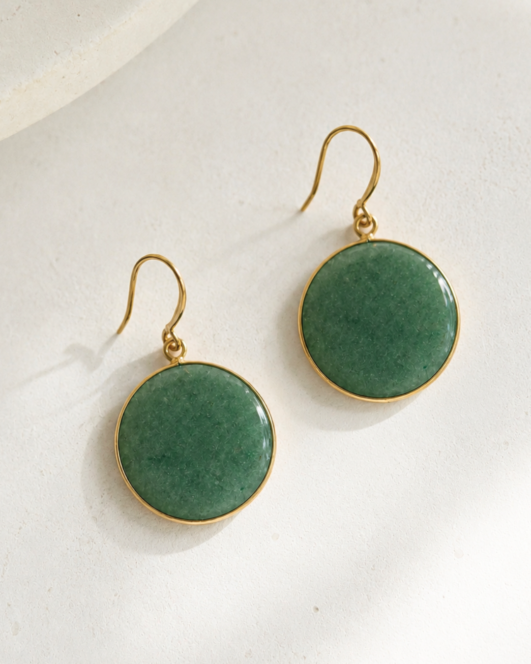 Pendientes verdes y dorados de invitada de boda, modelo Aida de Hanalima