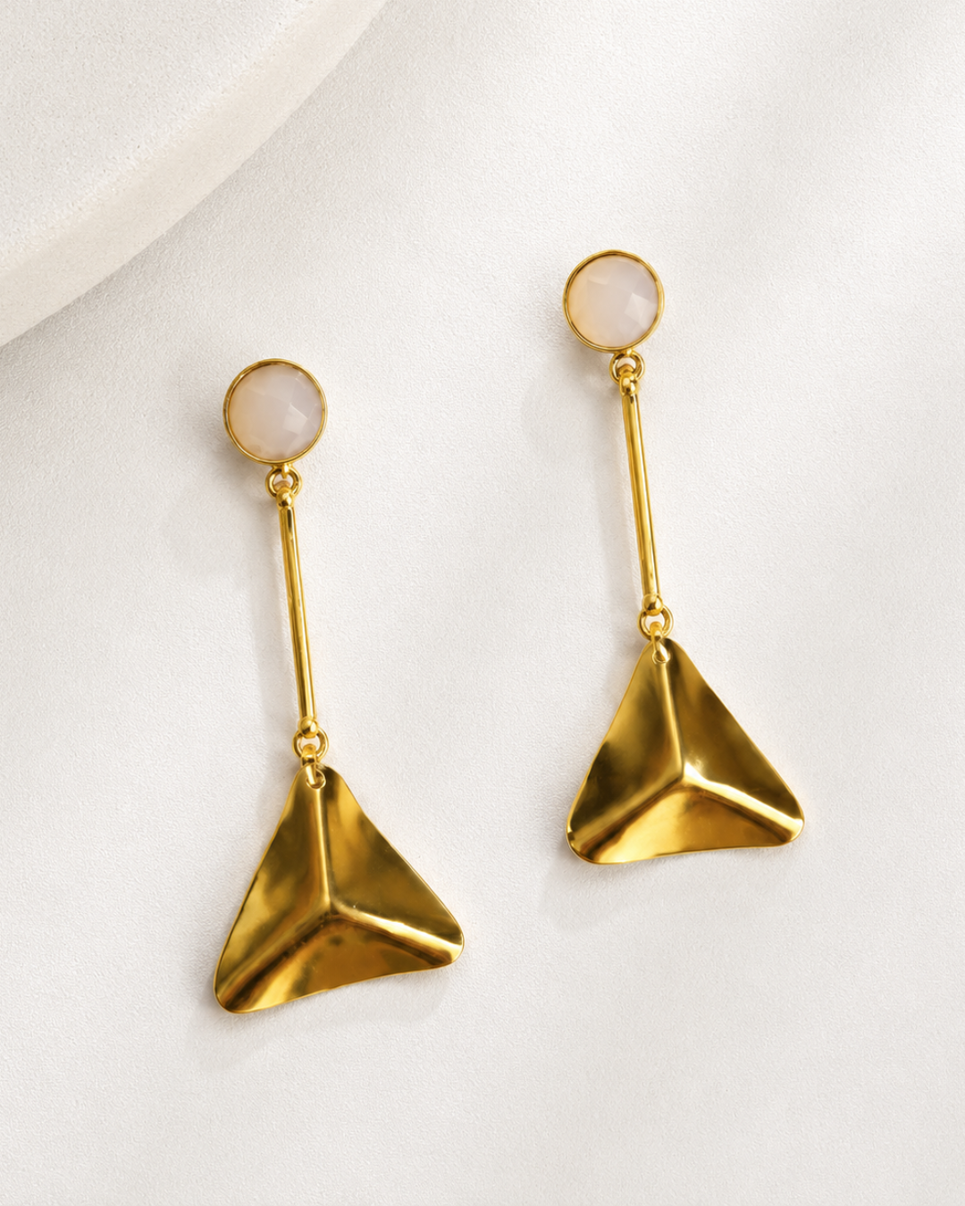 Pendientes dorados geométricos con cristal de invitada de boda, modelo Tara de Hanalima