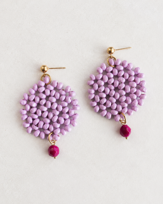 Pendientes lila y fucsia de invitada de boda, modelo Nira de Hanalima