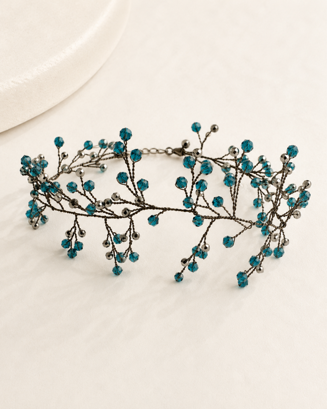 Choker azul con cristales de invitada de boda, modelo Enebro de Hanalima