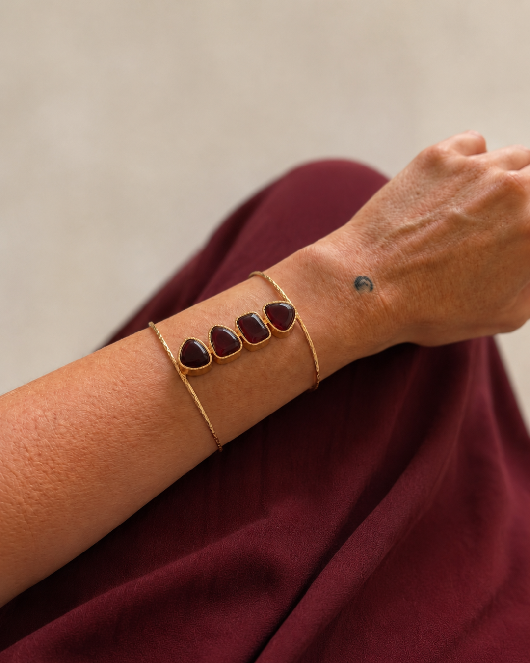 Vera de Hanalima, brazalete dorado y burdeos de invitada de boda, hecho a mano en España