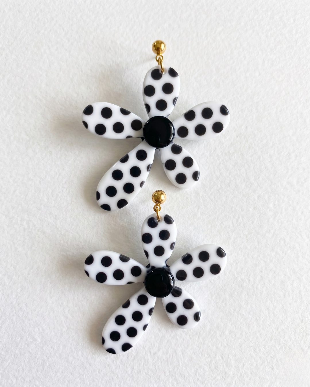Pendientes Pinta lunares blanco negro arcilla polimerica artesanales Hanalima