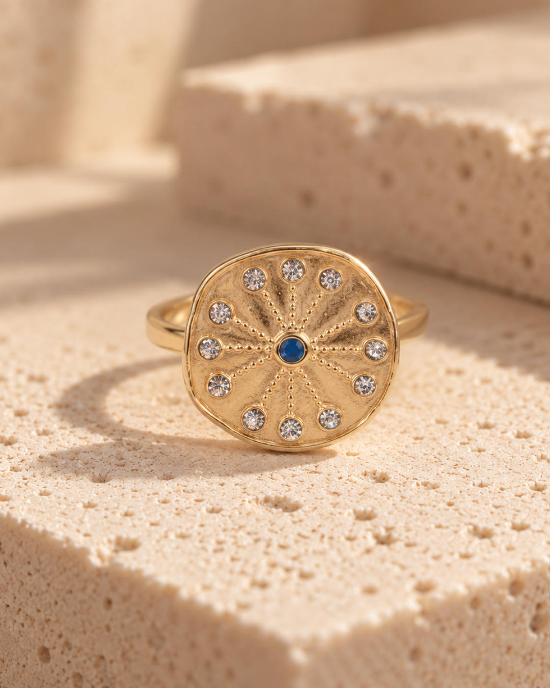 Anillo Zafira de Hanalima: moneda sol con cristales y zafiro central