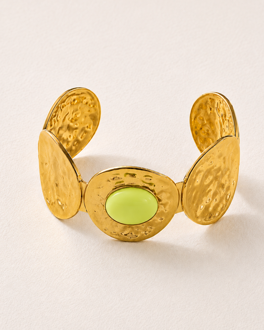 Brazalete dorado con piedra verde lima de invitada de boda, modelo Nia de Hanalima