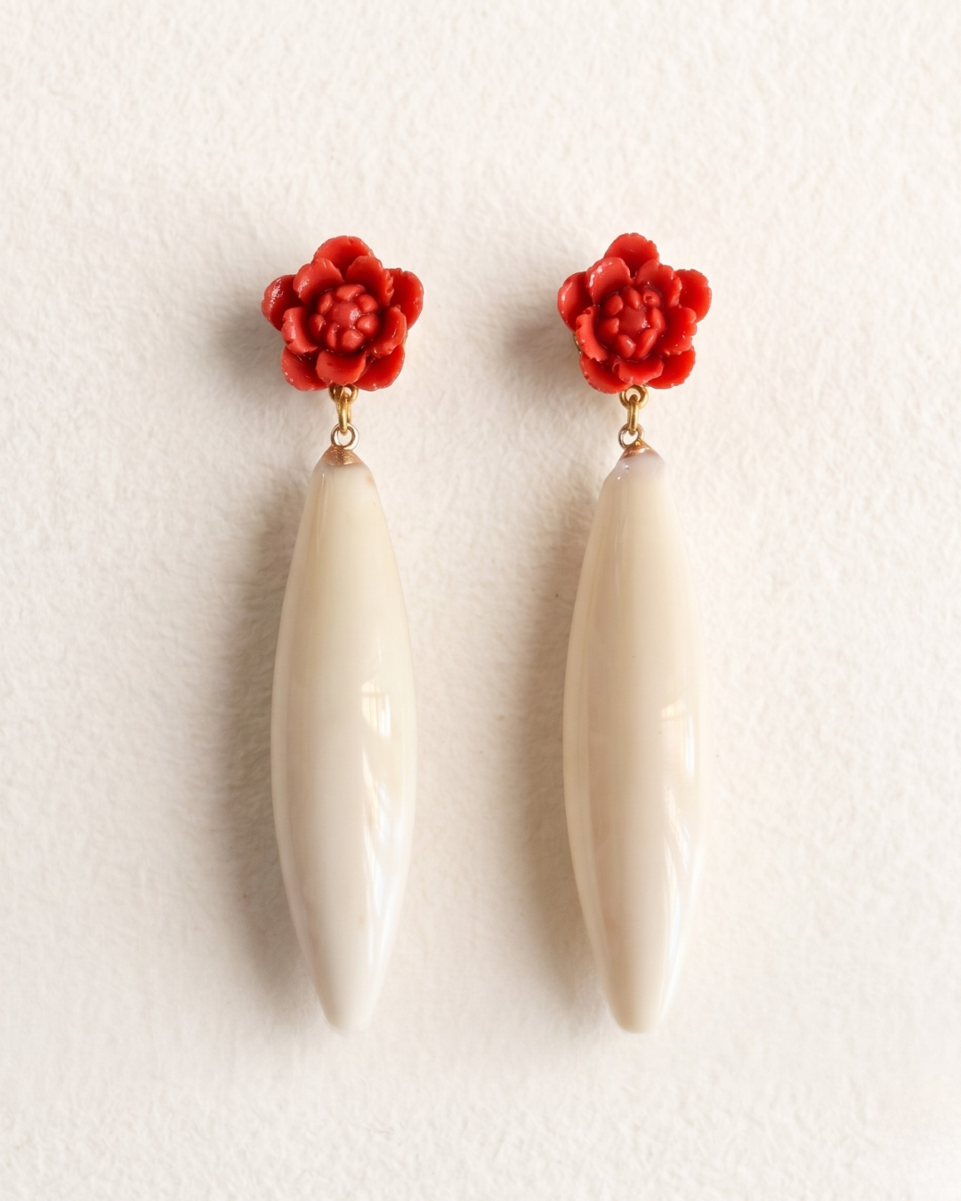 Pendientes Mara flor coral roja gota blanca marfil alargada artesanales Hanalima