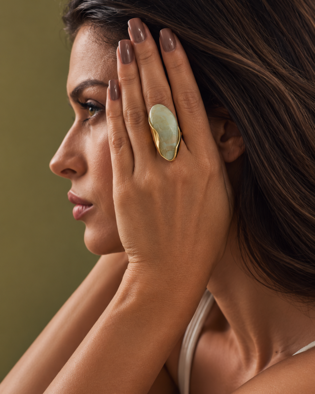 Anillo Isabella de Hanalima puesto: oval grande con piedra verde jade