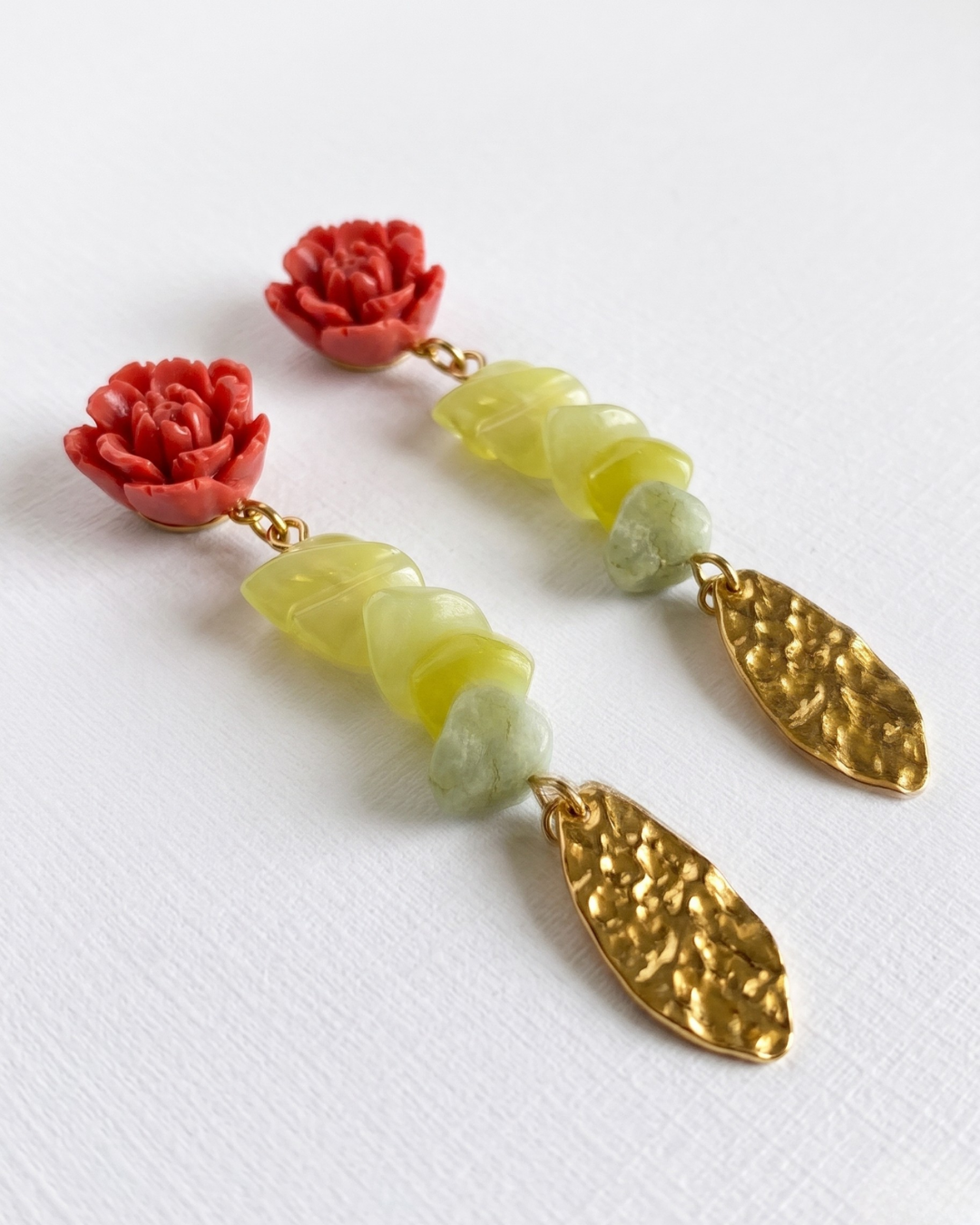Pendientes Rosa flor coral jade verde naveta dorada martele artesanales Hanalima