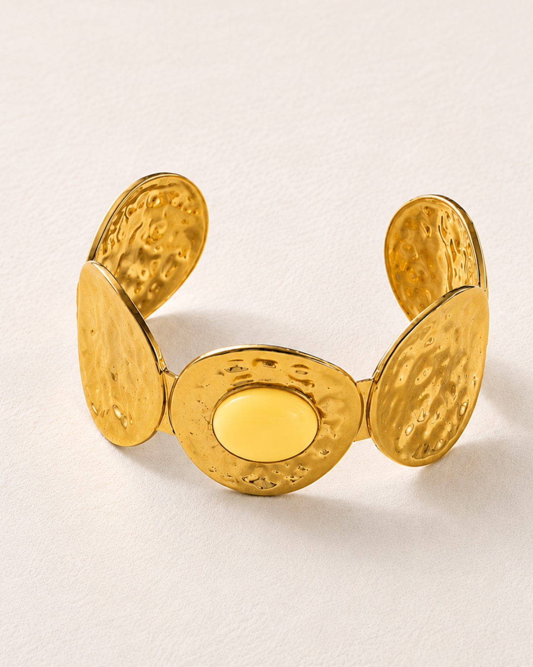 Brazalete dorado con piedra amarilla de invitada de boda, modelo Nia de Hanalima