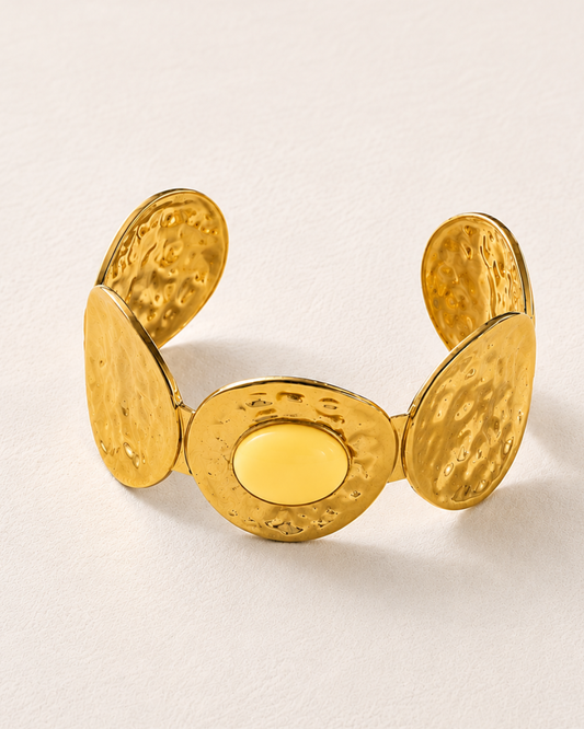 Brazalete dorado con piedra amarilla de invitada de boda, modelo Nia de Hanalima