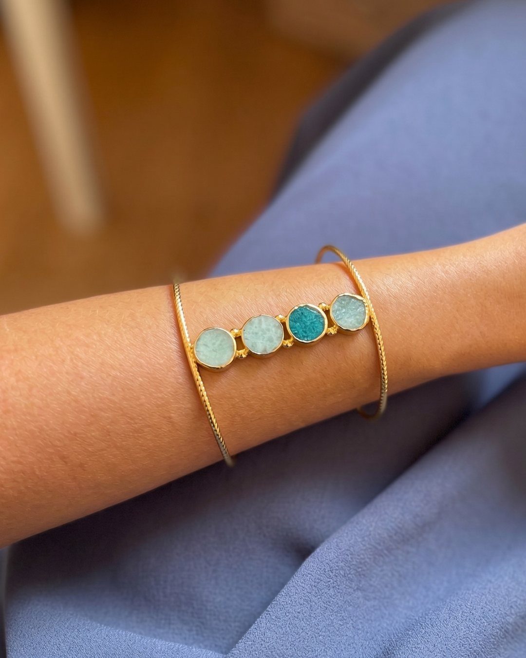Brazalete Druzy Azul dorado piedras circulares azul celeste artesanal Hanalima