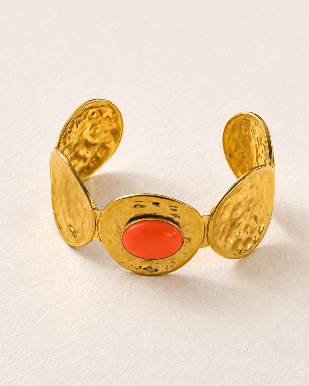 Brazalete dorado con piedra coral de invitada de boda, modelo Nia de Hanalima