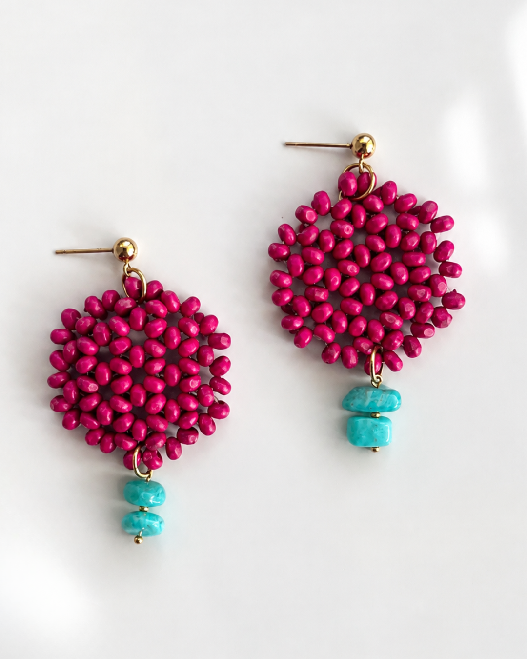 Pendientes fucsia y turquesa de invitada de boda, modelo Fresia de Hanalima
