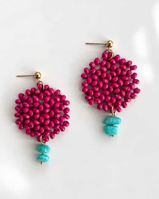 Pendientes fucsia y turquesa de invitada de boda, modelo Fresia de Hanalima