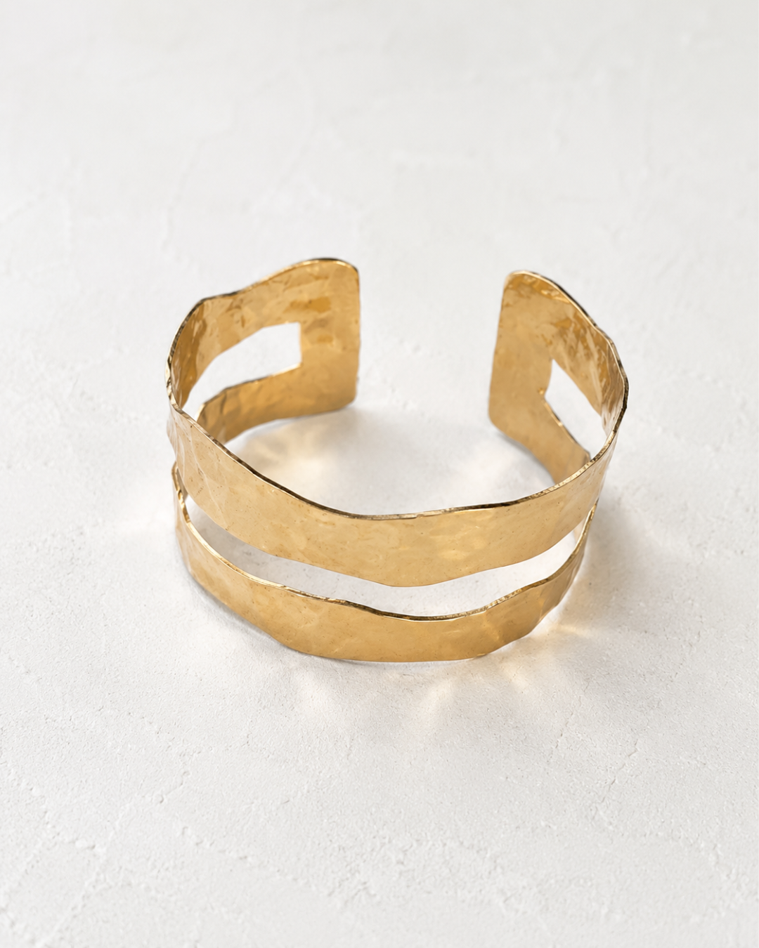 Brazalete dorado martelé ondulado de invitada de boda, modelo Aina de Hanalima