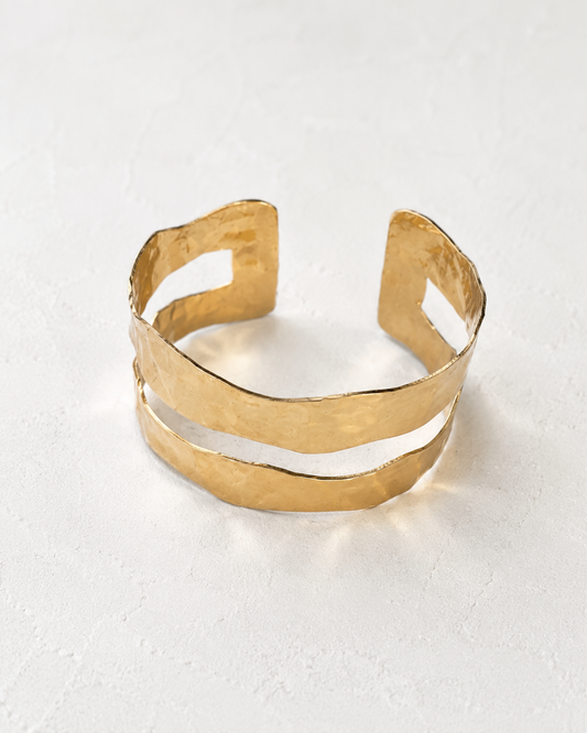 Brazalete dorado martelé ondulado de invitada de boda, modelo Aina de Hanalima