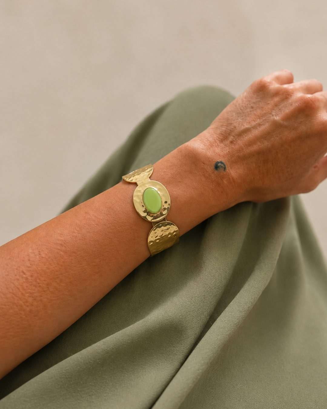 Nia de Hanalima, brazalete dorado con piedra verde lima de invitada, hecho a mano en España