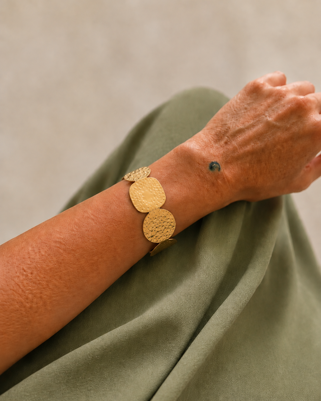 Uma de Hanalima, brazalete dorado de discos martelé de invitada de boda, hecho a mano en España