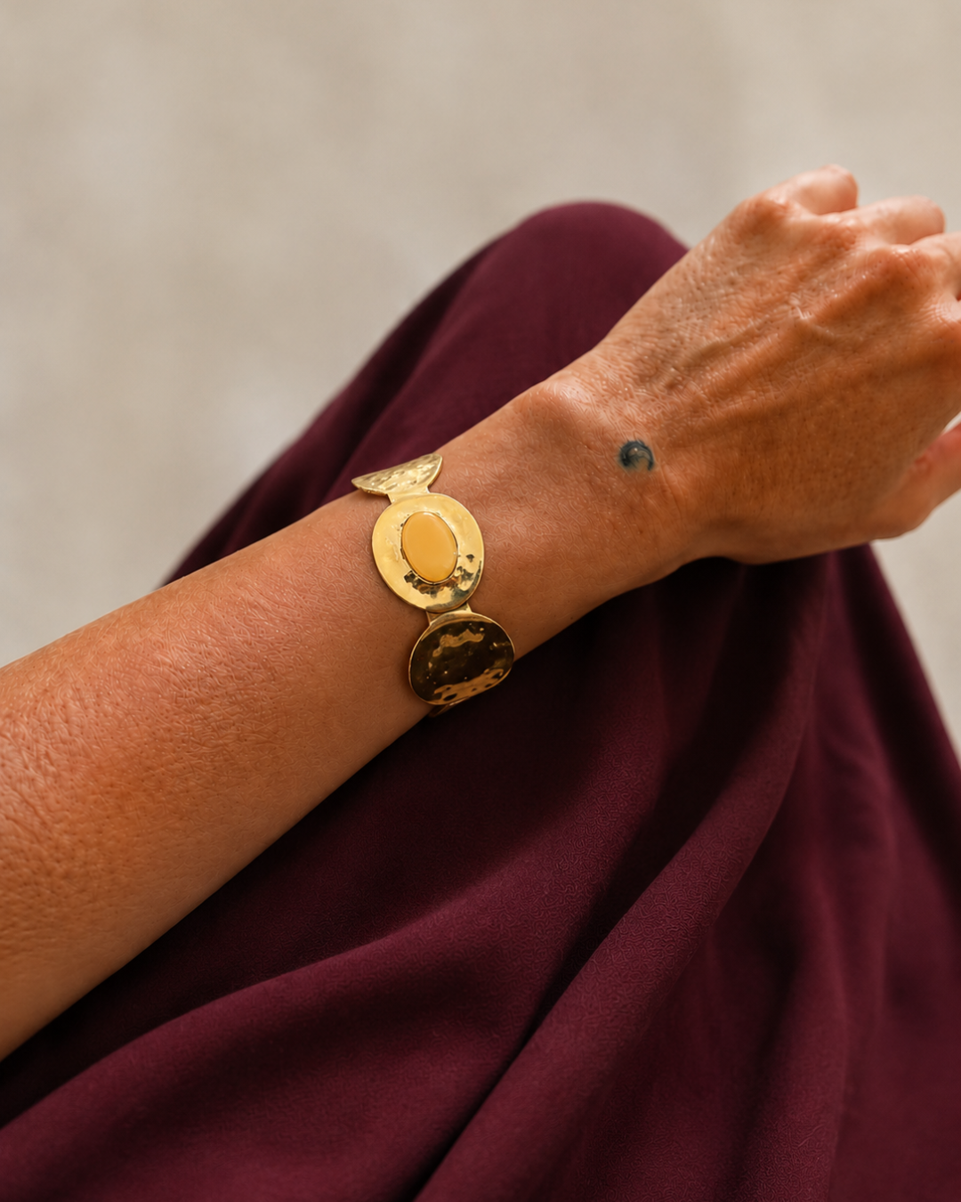 Nia de Hanalima, brazalete dorado con piedra amarilla de invitada, hecho a mano en España