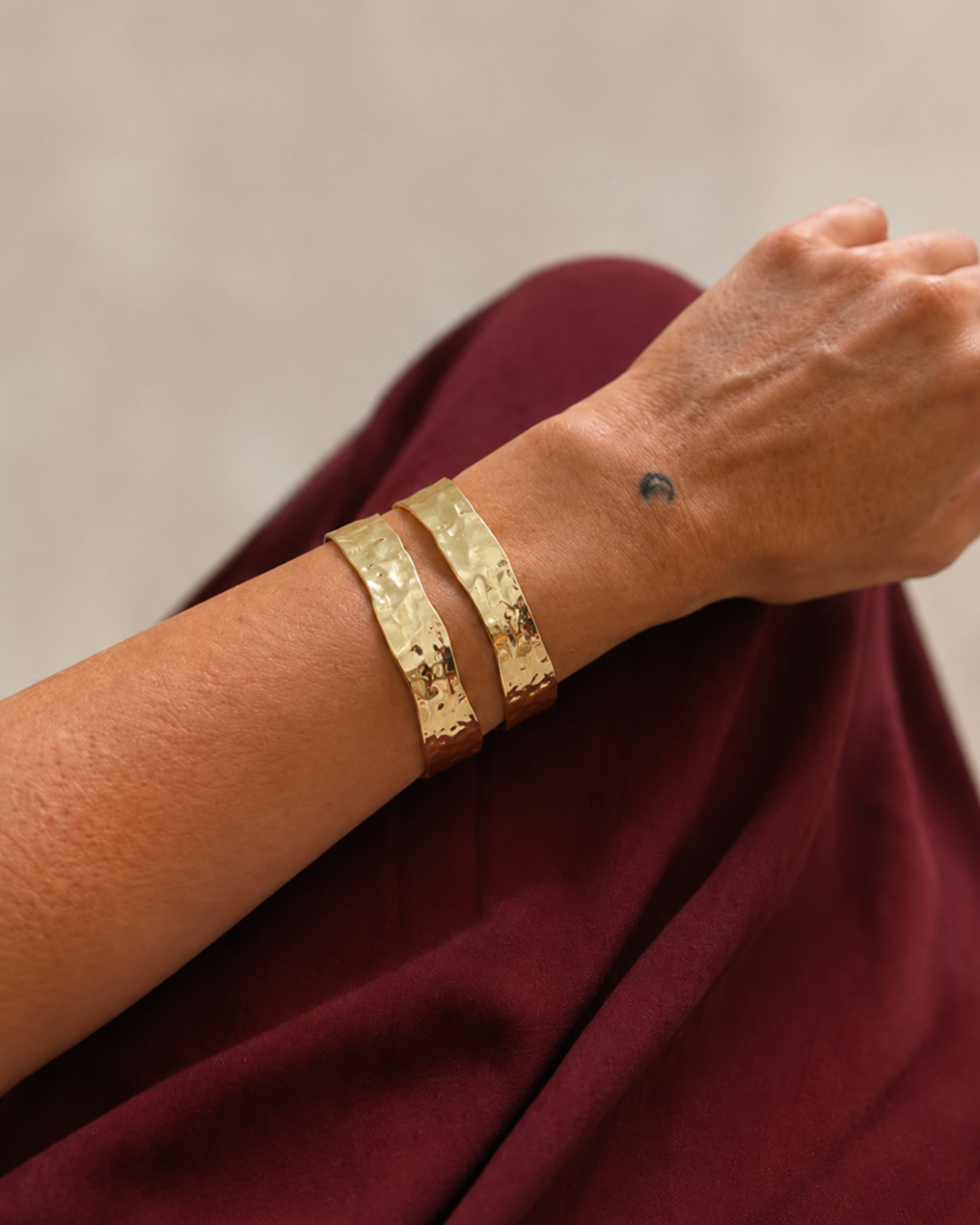 Aina de Hanalima, brazalete dorado martelé ondulado de invitada, hecho a mano en España