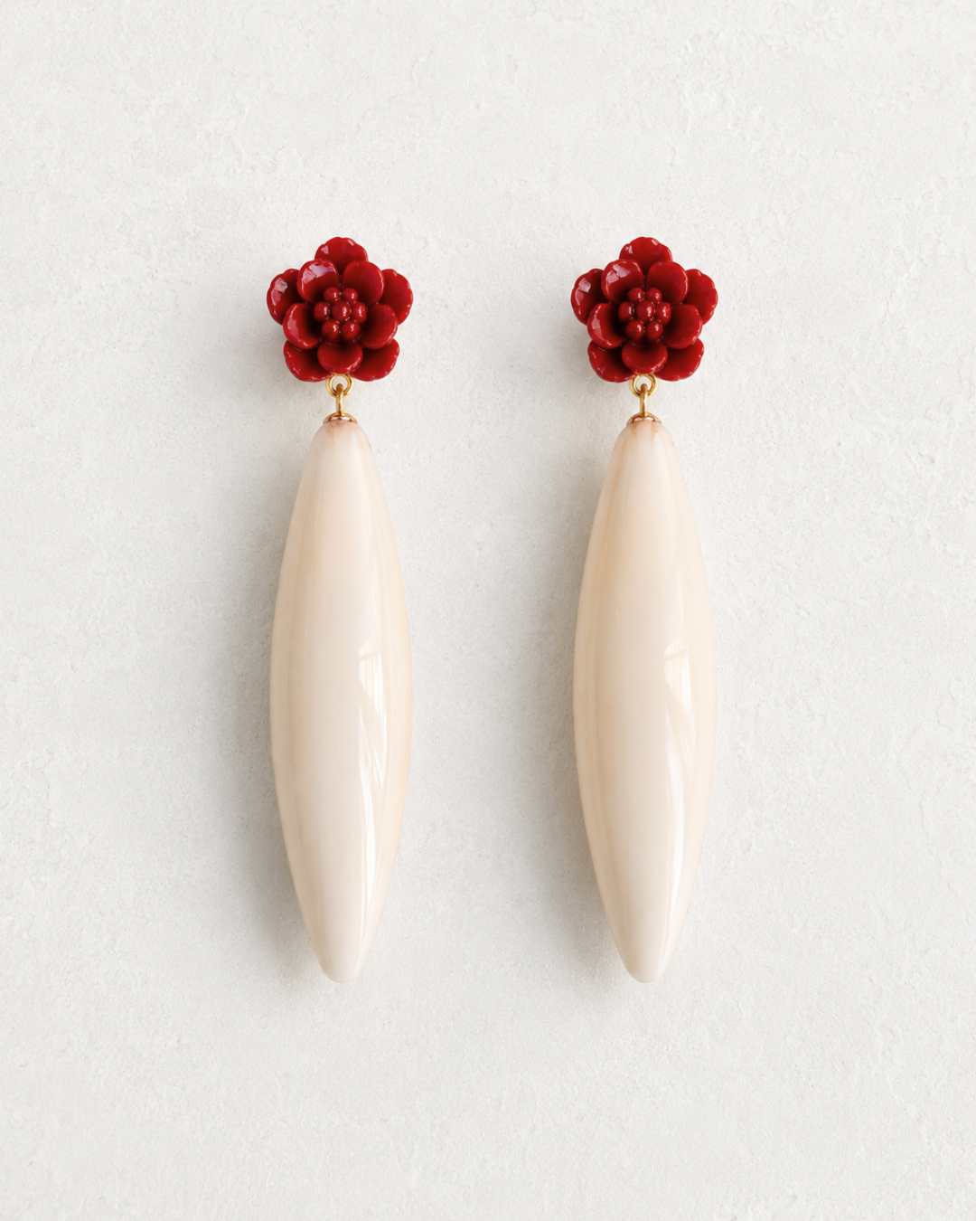 Pendientes largos marfil con flor roja de invitada de boda, modelo Duna de Hanalima