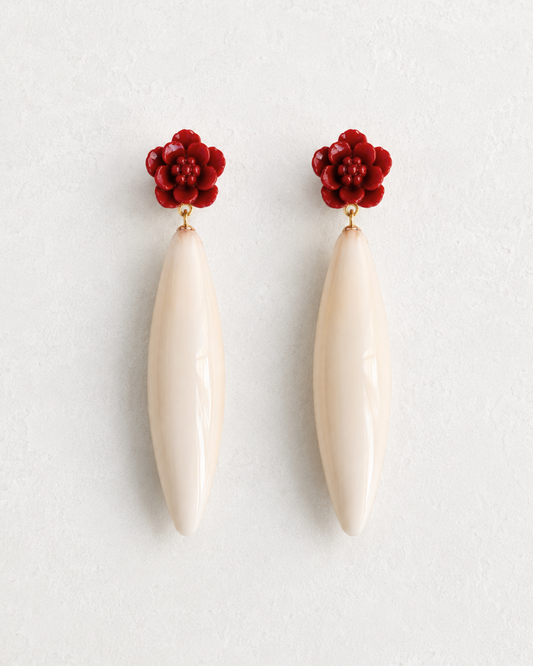 Pendientes largos marfil con flor roja de invitada de boda, modelo Duna de Hanalima