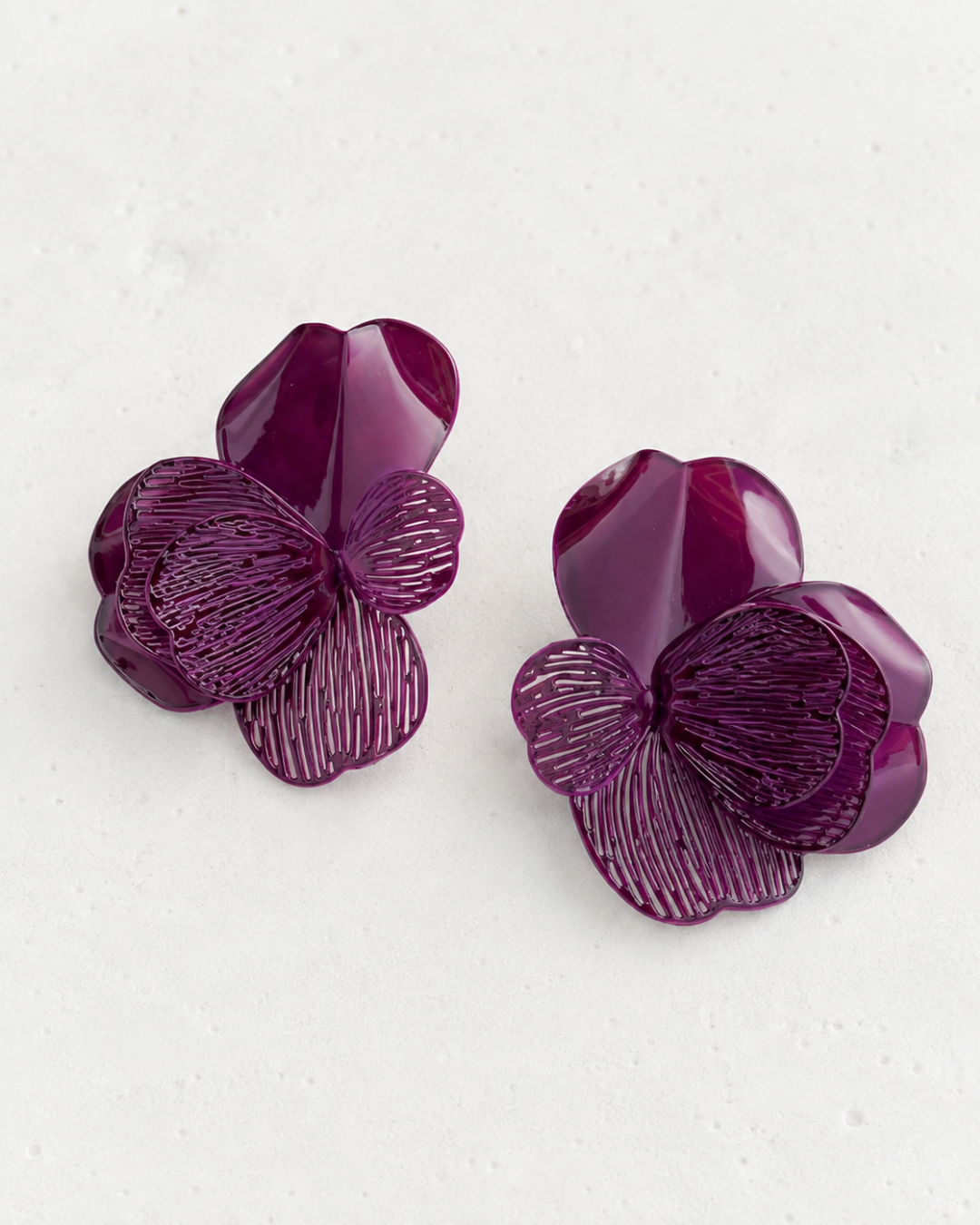 Pendientes morados de flor XL de invitada de boda, modelo Iris de Hanalima