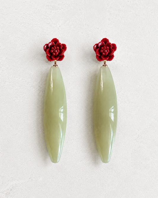 Pendientes largos verde jade y rojos de invitada de boda, modelo Yela de Hanalima