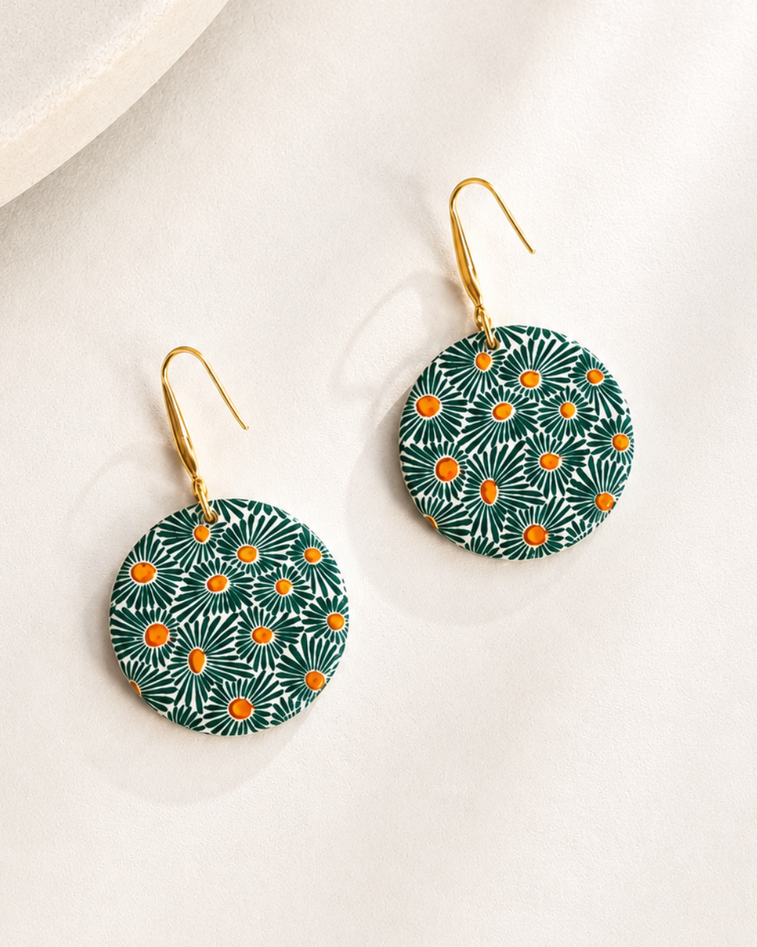 Pendientes verdes y naranjas de flores de invitada de boda, modelo Sole de Hanalima