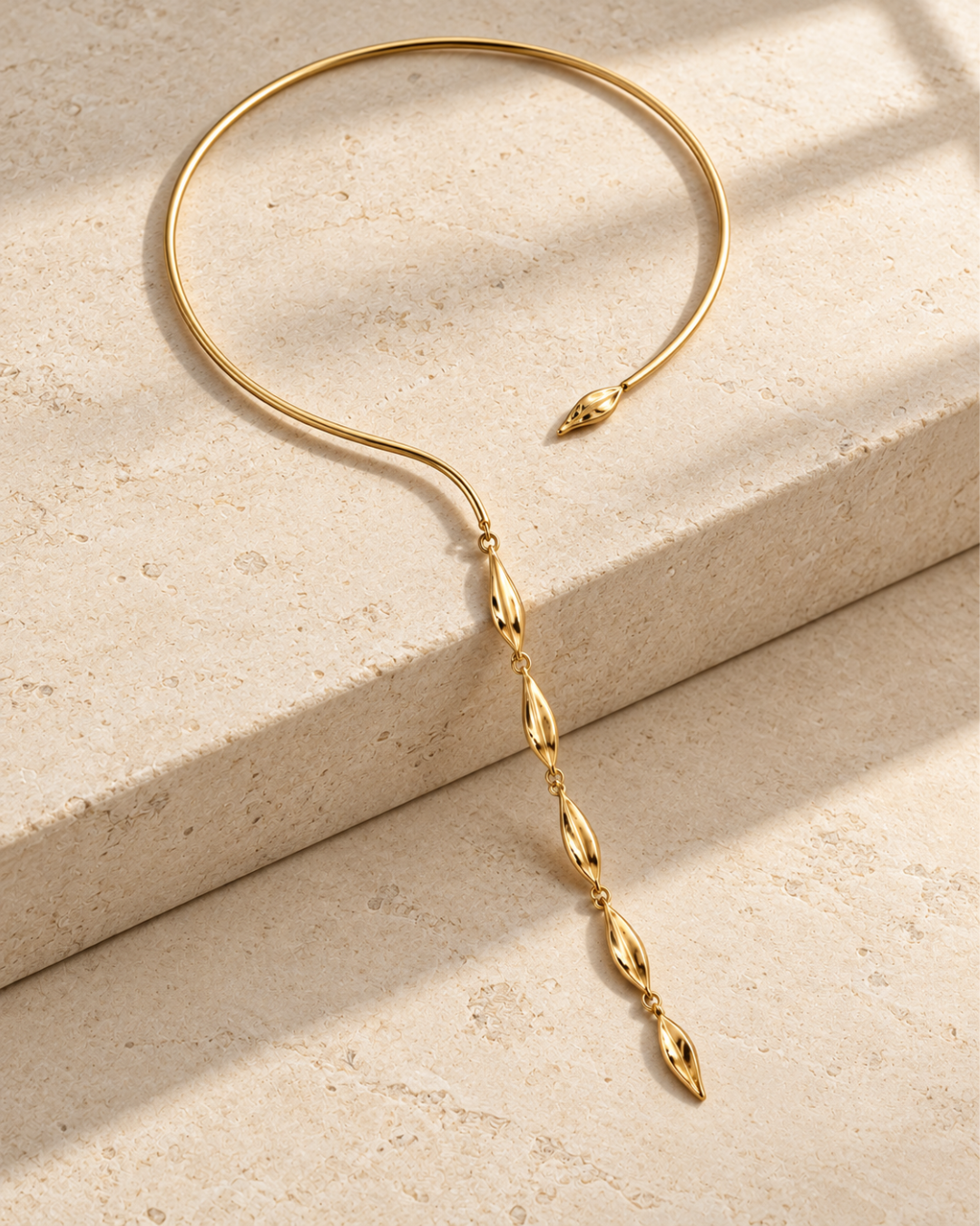 Collar Delphine de Hanalima: rígido con lariat de gotas doradas