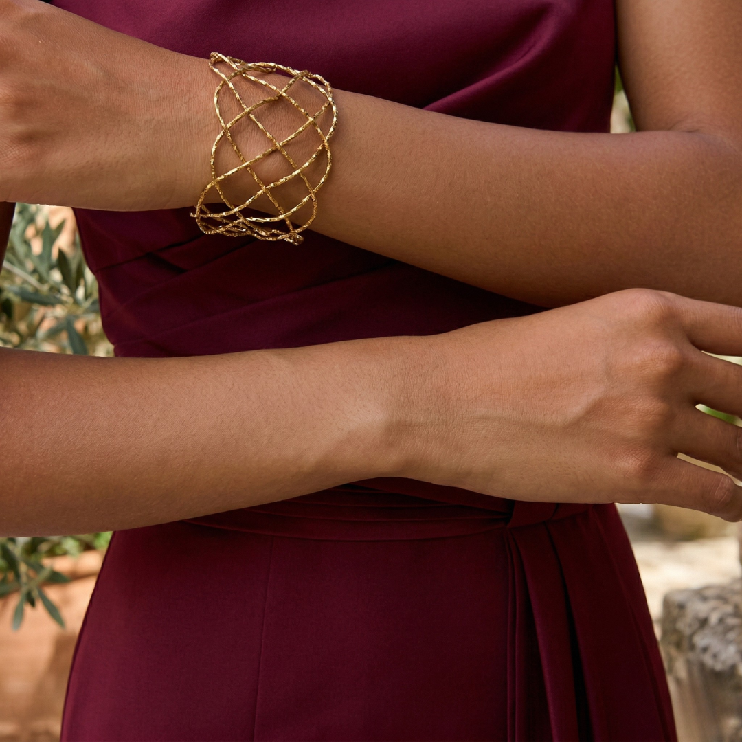 Brazalete Kira dorado entrelazado artesanal hecho a mano Espana Hanalima