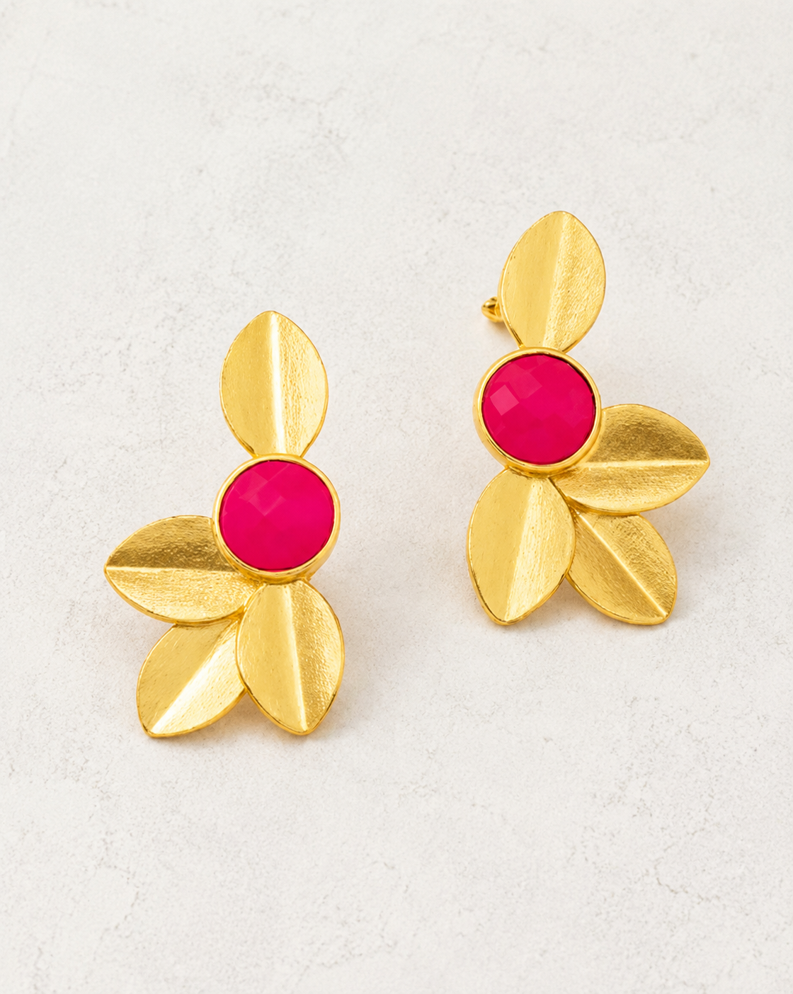 Pendientes dorados y fucsia de invitada de boda, modelo Matilda de Hanalima