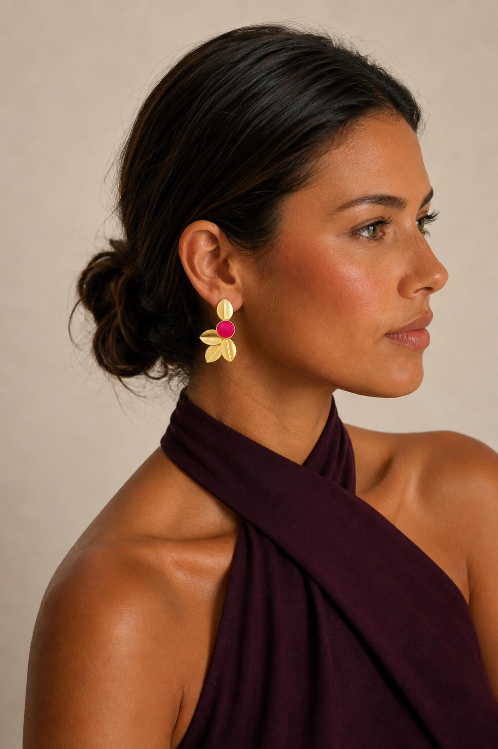 Matilda de Hanalima, pendientes de hojas doradas con piedra fucsia, de invitada de boda
