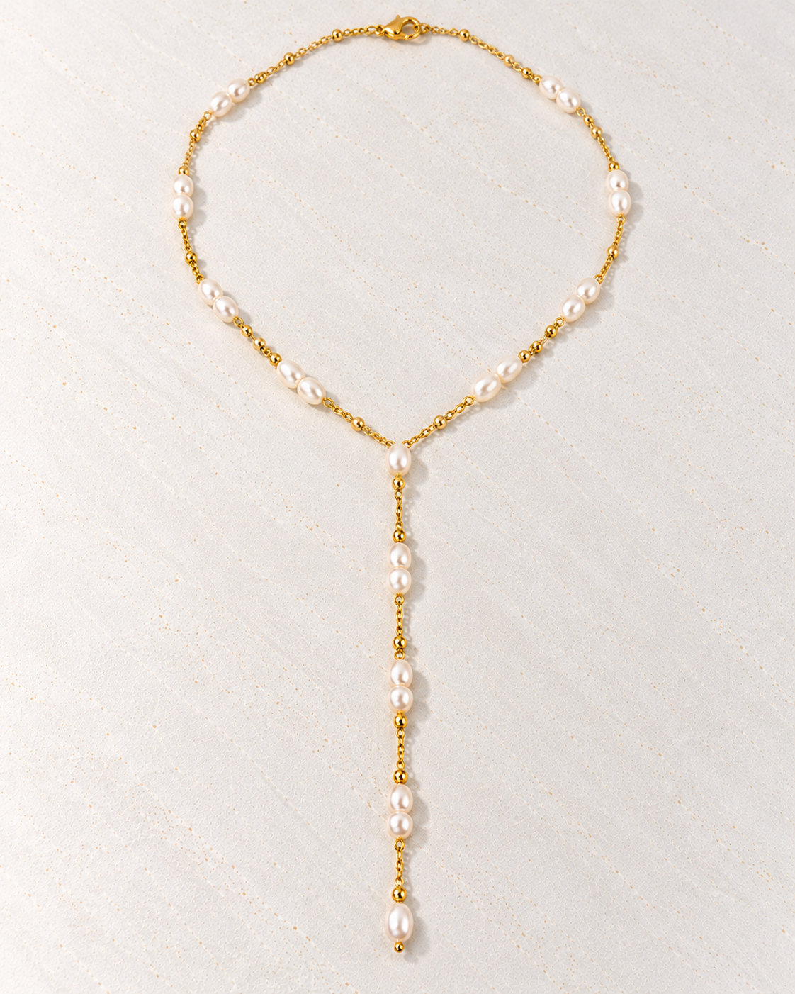 Collar Juliette de Hanalima: lariat de perlas pequeñas y cuentas doradas