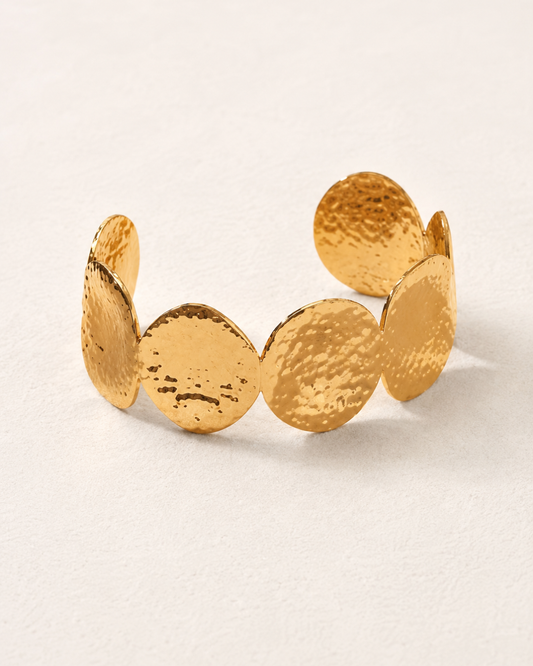 Brazalete dorado de discos martelé de invitada de boda, modelo Uma de Hanalima