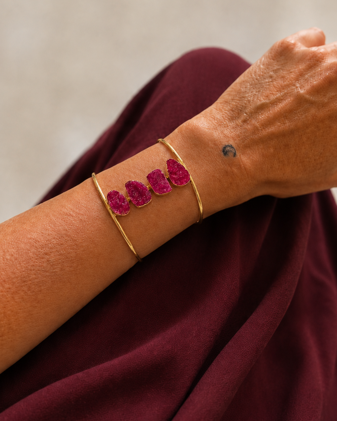 Paola de Hanalima, brazalete fucsia y dorado de invitada de boda, hecho a mano en España