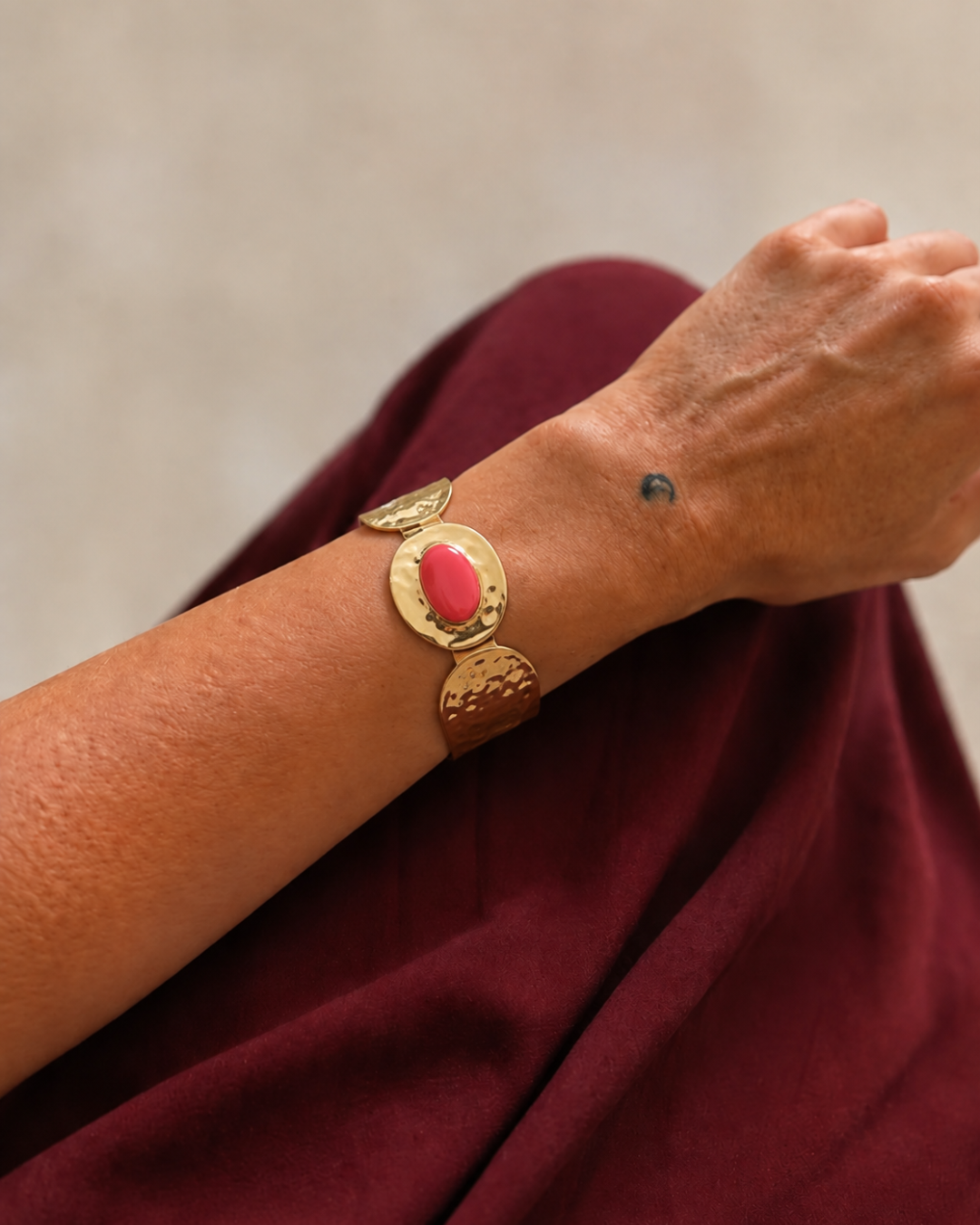 Nia de Hanalima, brazalete dorado con piedra coral de invitada, hecho a mano en España