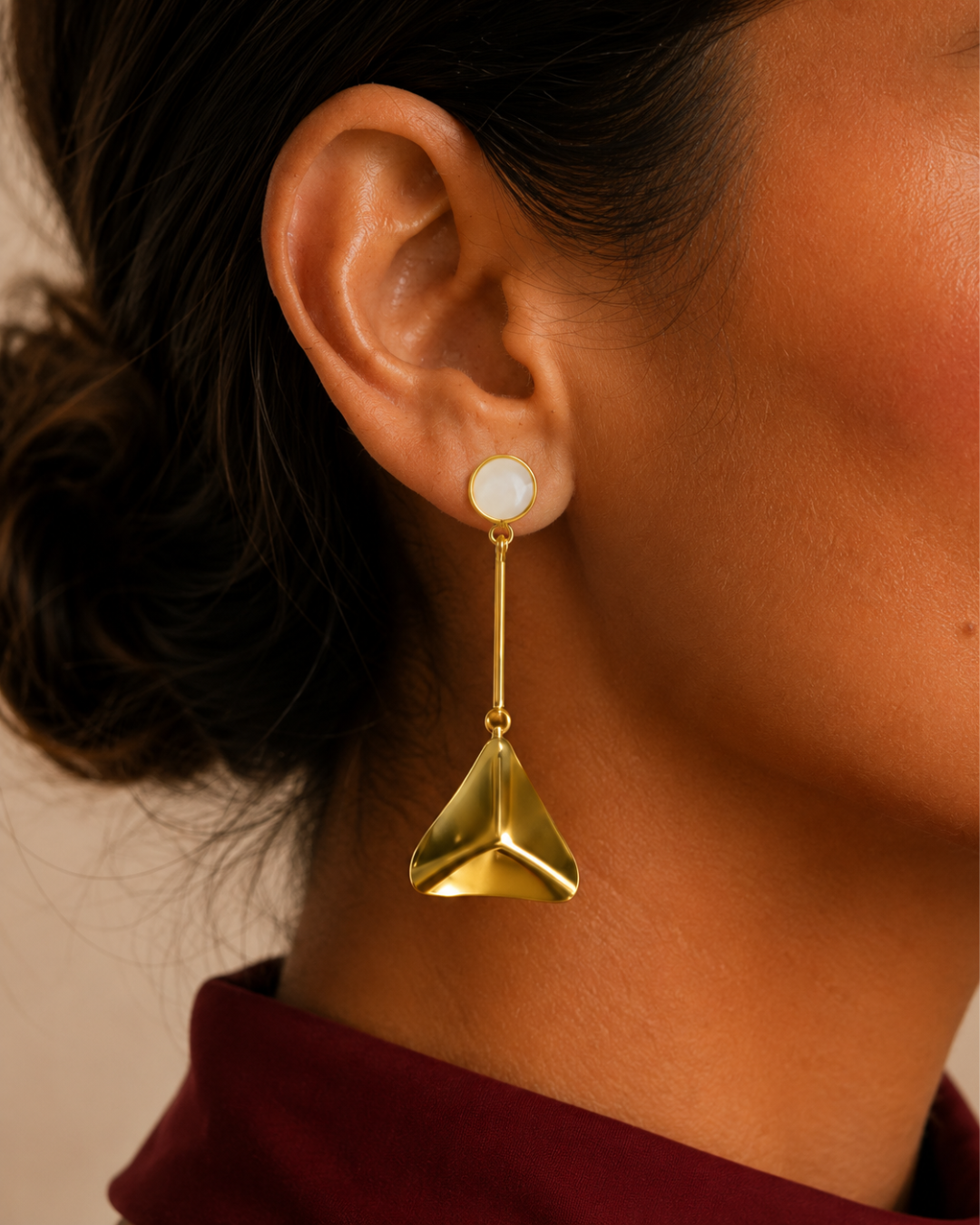 Pendientes dorados geométricos de invitada, artesanales, modelo Tara de Hanalima