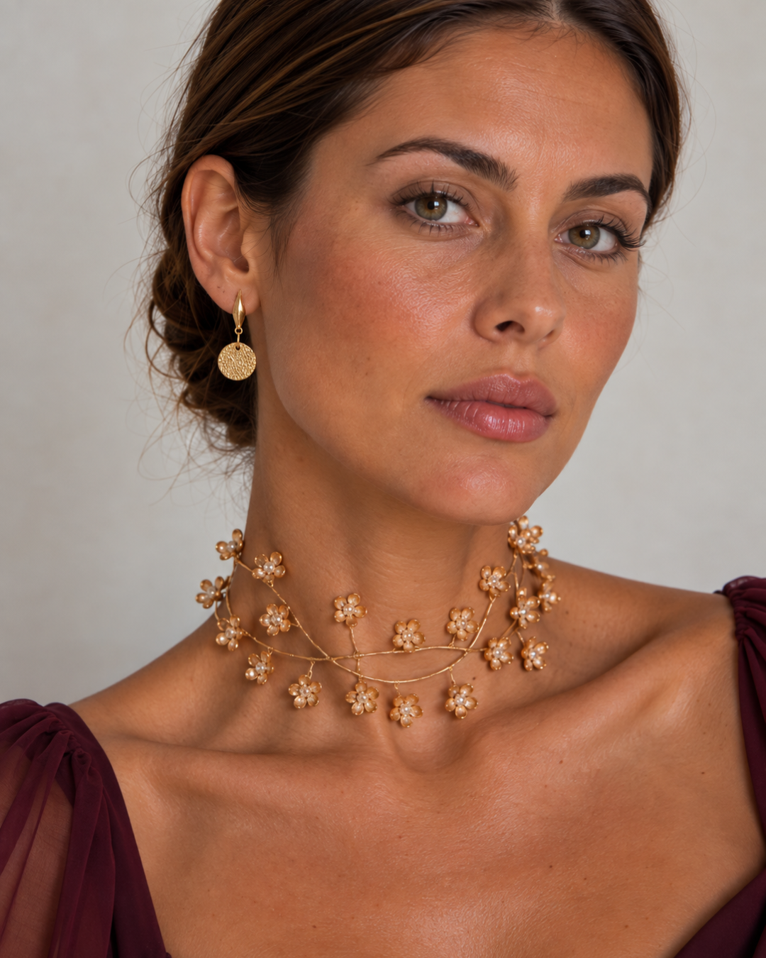 Pendientes Halo combinados con el Choker Halo Dorado: look de invitada