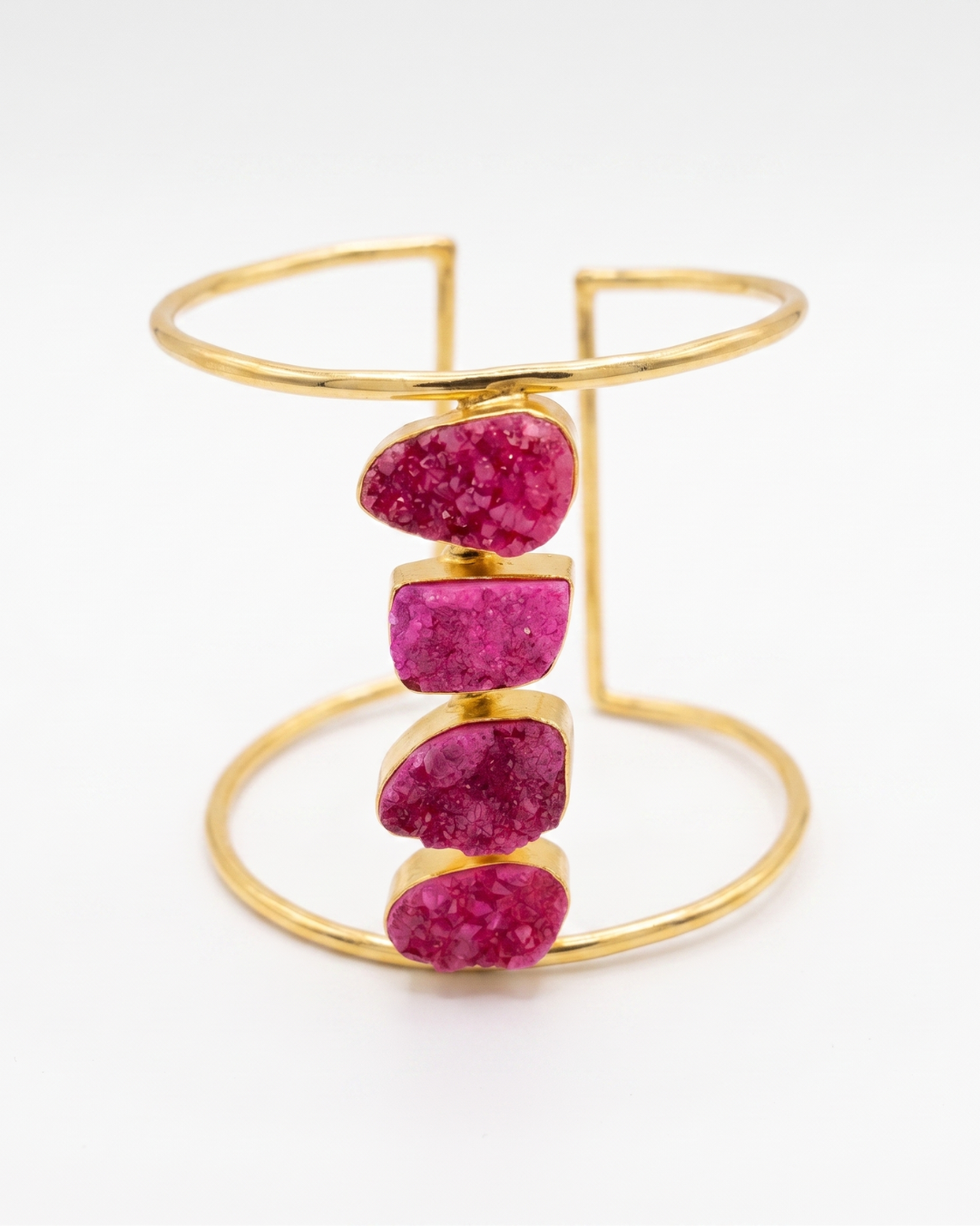 Brazalete fucsia y dorado de invitada de boda, modelo Paola de Hanalima