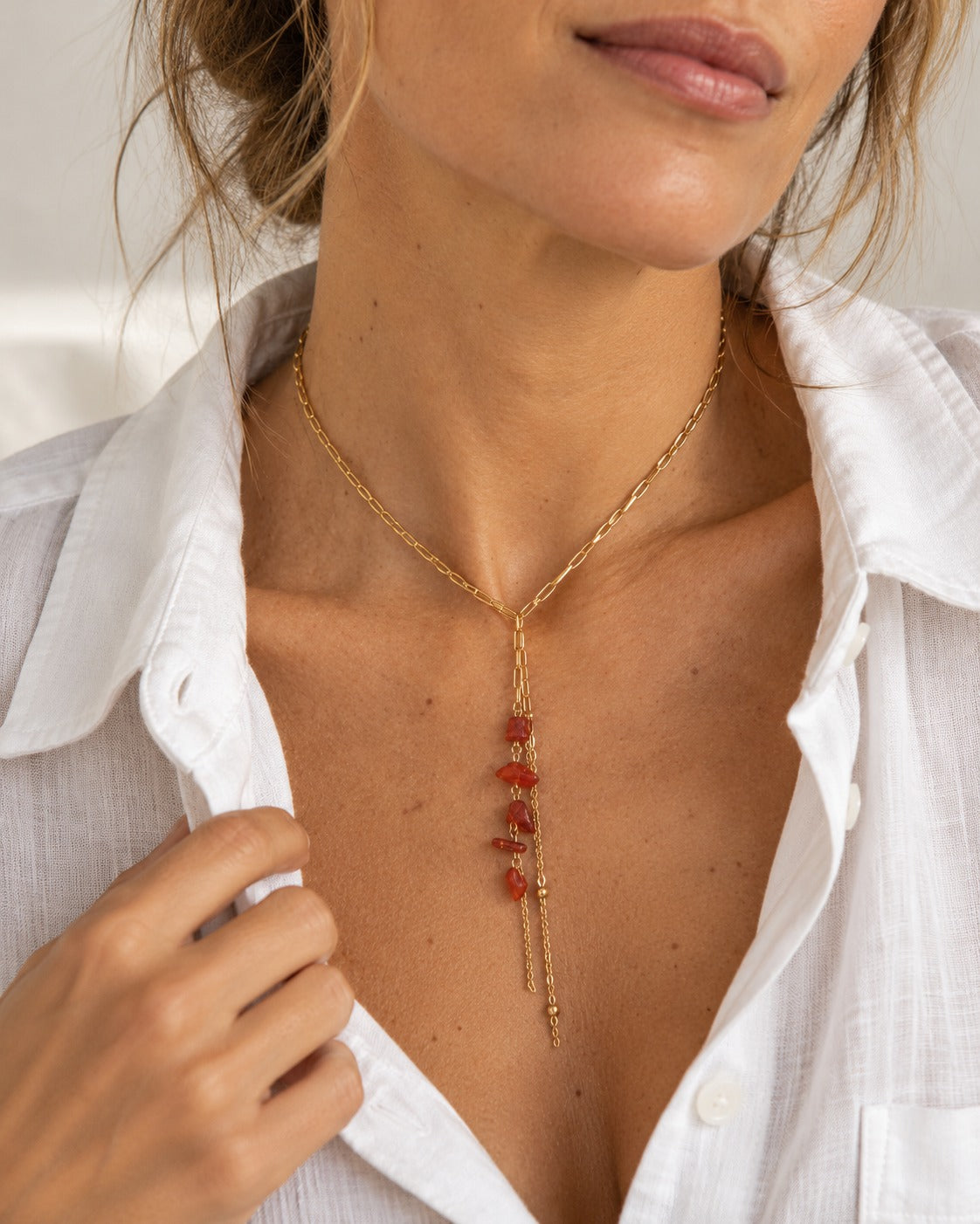 Collar Garance lariat con piedras naturales puesto en modelo