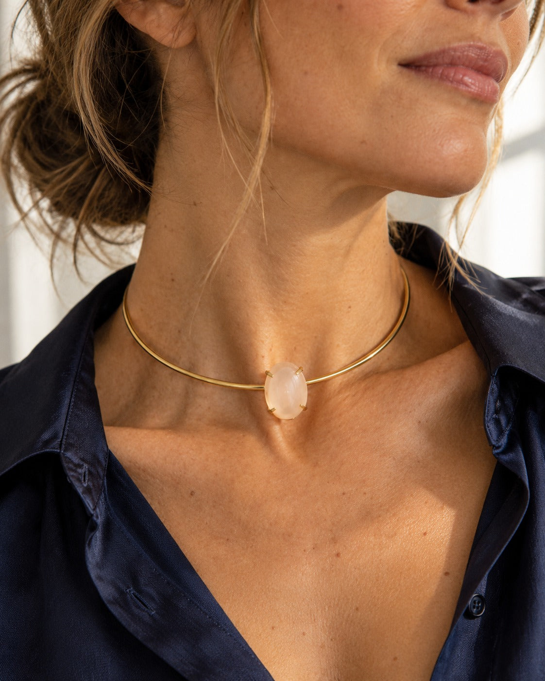 Collar Louise rígido dorado con piedra melocotón puesto en modelo
