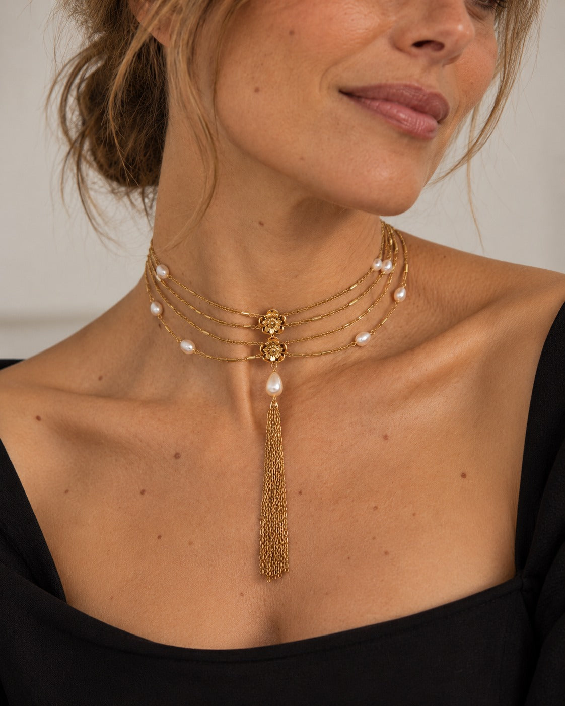 Choker Victoire de perlas y flores doradas puesto en modelo